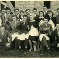 1930-Edliitz-17--Edlitzer-Jugend-im-Hintergrund-die-im-Rohbau-befindliche-Kirche-Rohbau-befindliche-Kirche---Kopie