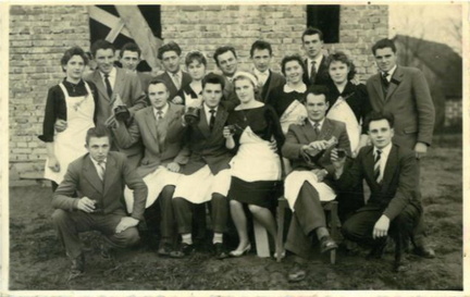 1930-Edliitz-17--Edlitzer-Jugend-im-Hintergrund-die-im-Rohbau-befindliche-Kirche-Rohbau-befindliche-Kirche---Kopie
