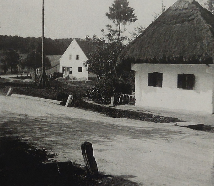 1950-Edliitz-9--Dorfplatz-vor-dem-Bau-der-Kirche.-Im-Hintergrund-das-Kaufhaus-Sasek.jpg