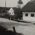 1950-Edliitz-9--Dorfplatz-vor-dem-Bau-der-Kirche.-Im-Hintergrund-das-Kaufhaus-Sasek.jpg