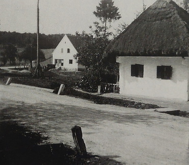 1950-Edliitz-9--Dorfplatz-vor-dem-Bau-der-Kirche.-Im-Hintergrund-das-Kaufhaus-Sasek