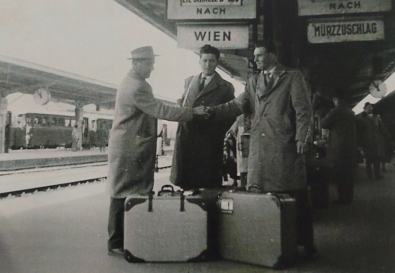 1960-Edliitz-19--Reiseagent-Johann-Pree-mit-Johann-Gruber-Nr-43-und-Stefan-Garger-Gaas-am-Grazer-Hauptbahnhof-bei-der-Auswanderung-nach-Australien.jpg