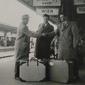 1960-Edliitz-19--Reiseagent-Johann-Pree-mit-Johann-Gruber-Nr-43-und-Stefan-Garger-Gaas-am-Grazer-Hauptbahnhof-bei-der-Auswanderung-nach-Australien