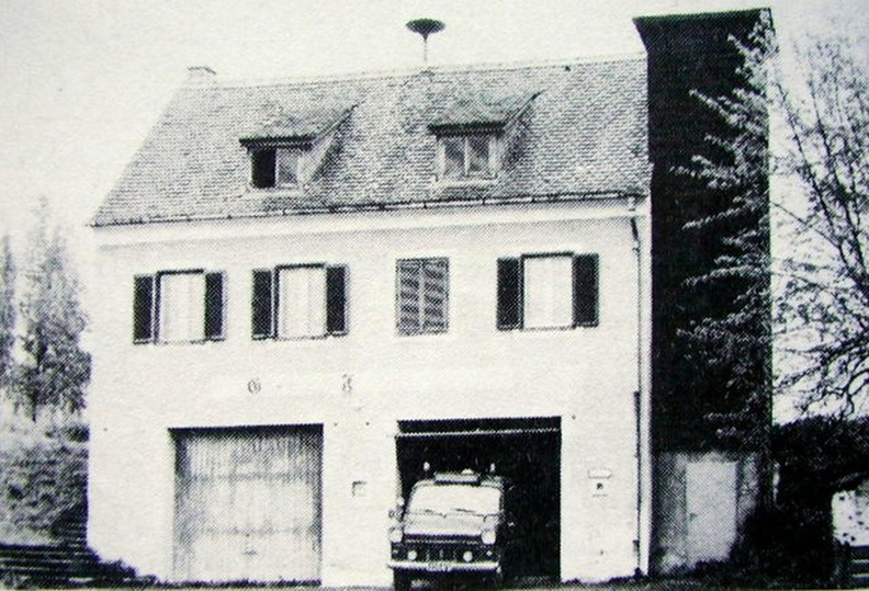 1981-Eisenberg-FF-Feuerwehrhaus-und-Auto-alt.jpg
